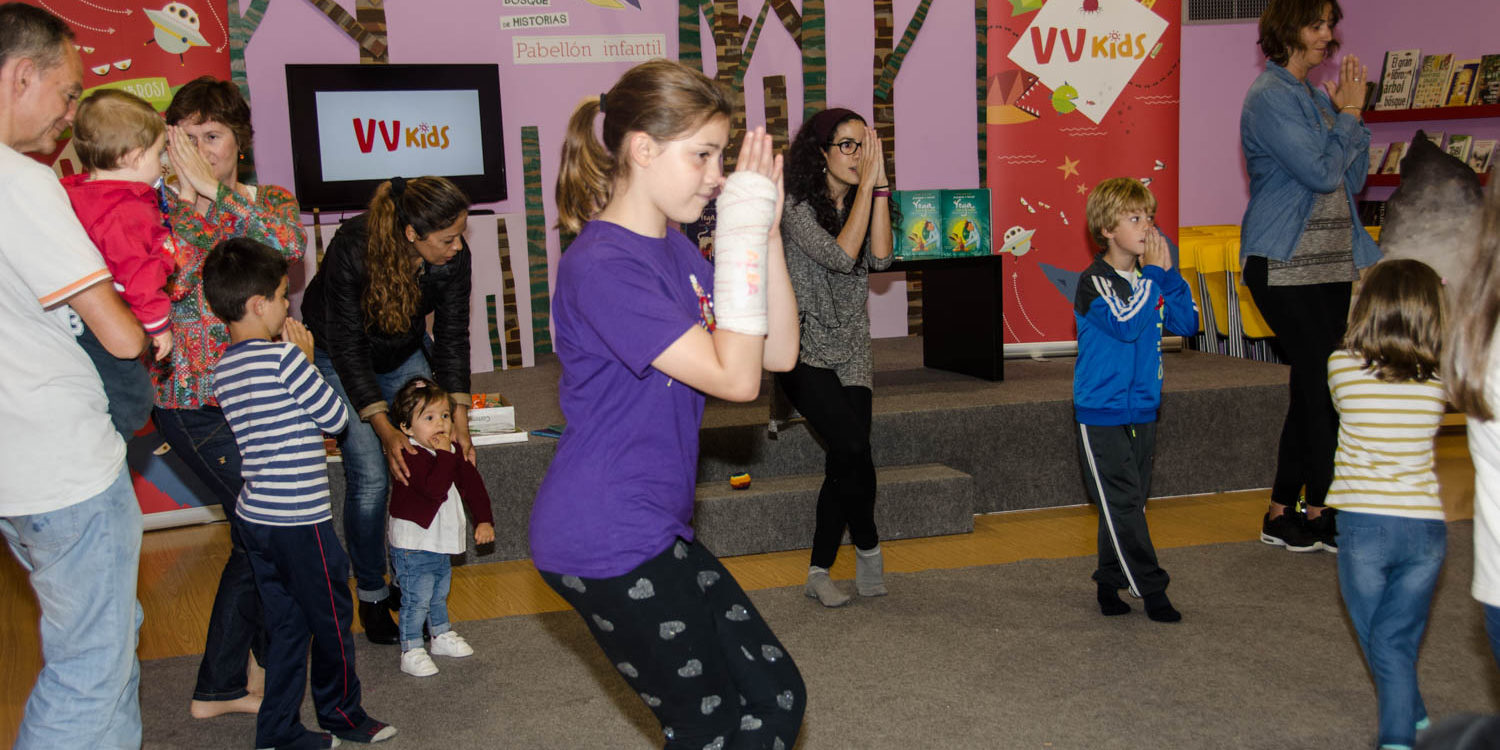 FLM18-28-05- 1 Grupo de niños y adultos haciendo yoga