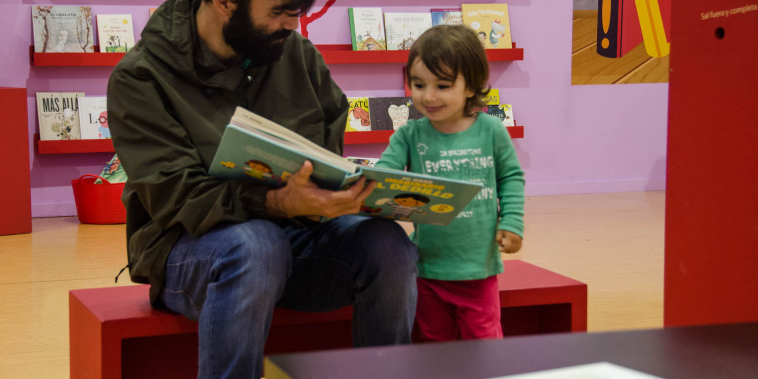 FLM18-lectores- 2 Padre e hija leyendo
