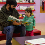 Padre e hija leyendo