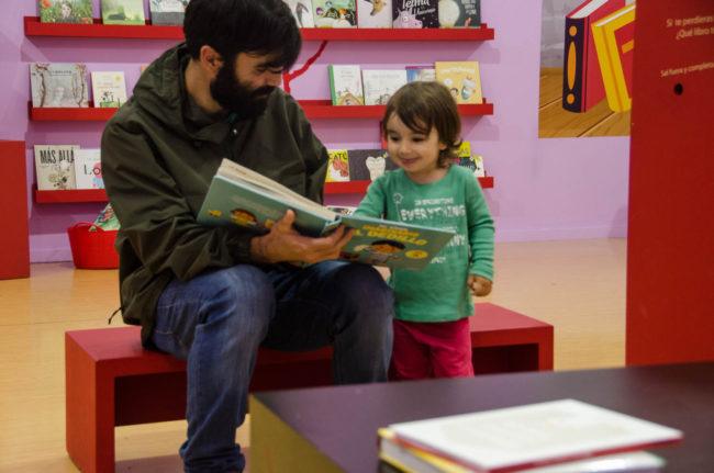 Padre e hija leyendo