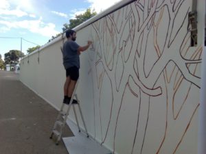 Pablo Sánhez pinta las paredes del Pabellón Infantil
