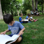 Niños leyendo en el Retiro