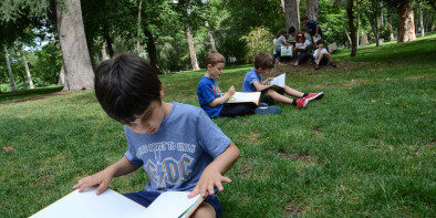 Niños leyendo en el Retiro