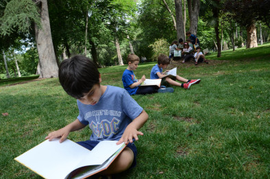Niños leyendo en el Retiro