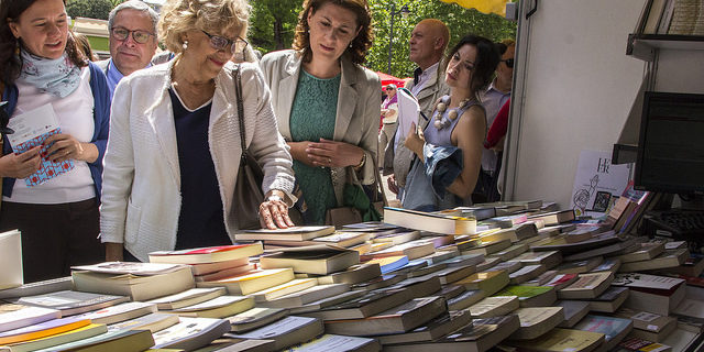 Manuela Carmena en La Feria del LIbro de Madrid