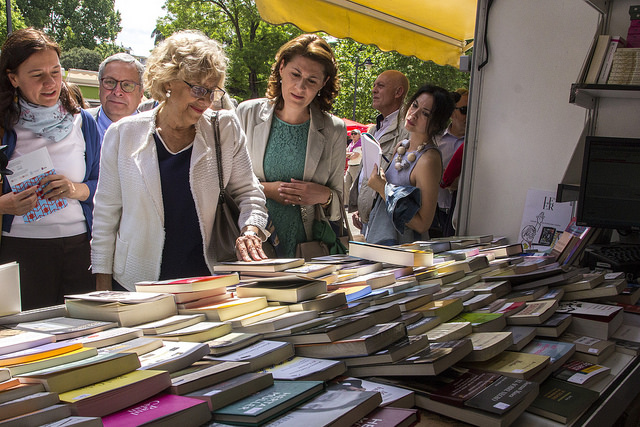 Manuela Carmena en La Feria del LIbro de Madrid