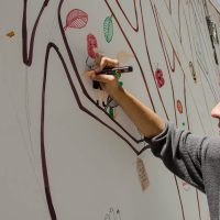 Alejandra Fernández pinta en los ´rboles del pabellón infantil