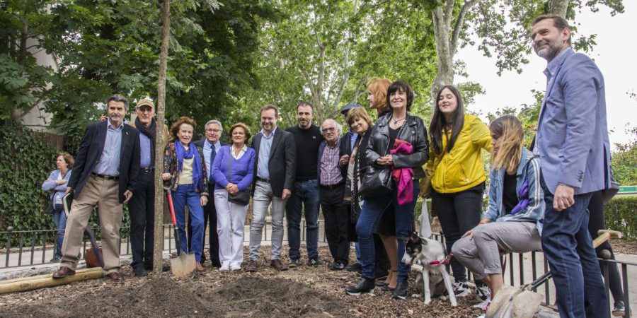 Plantación árbol El Retiro Feria del Libro de Madrid