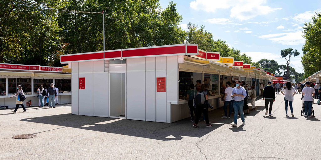 Público en la 80ª Feria del Libro de Madrid 2021