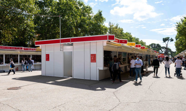 Público en la 80ª Feria del Libro de Madrid 2021
