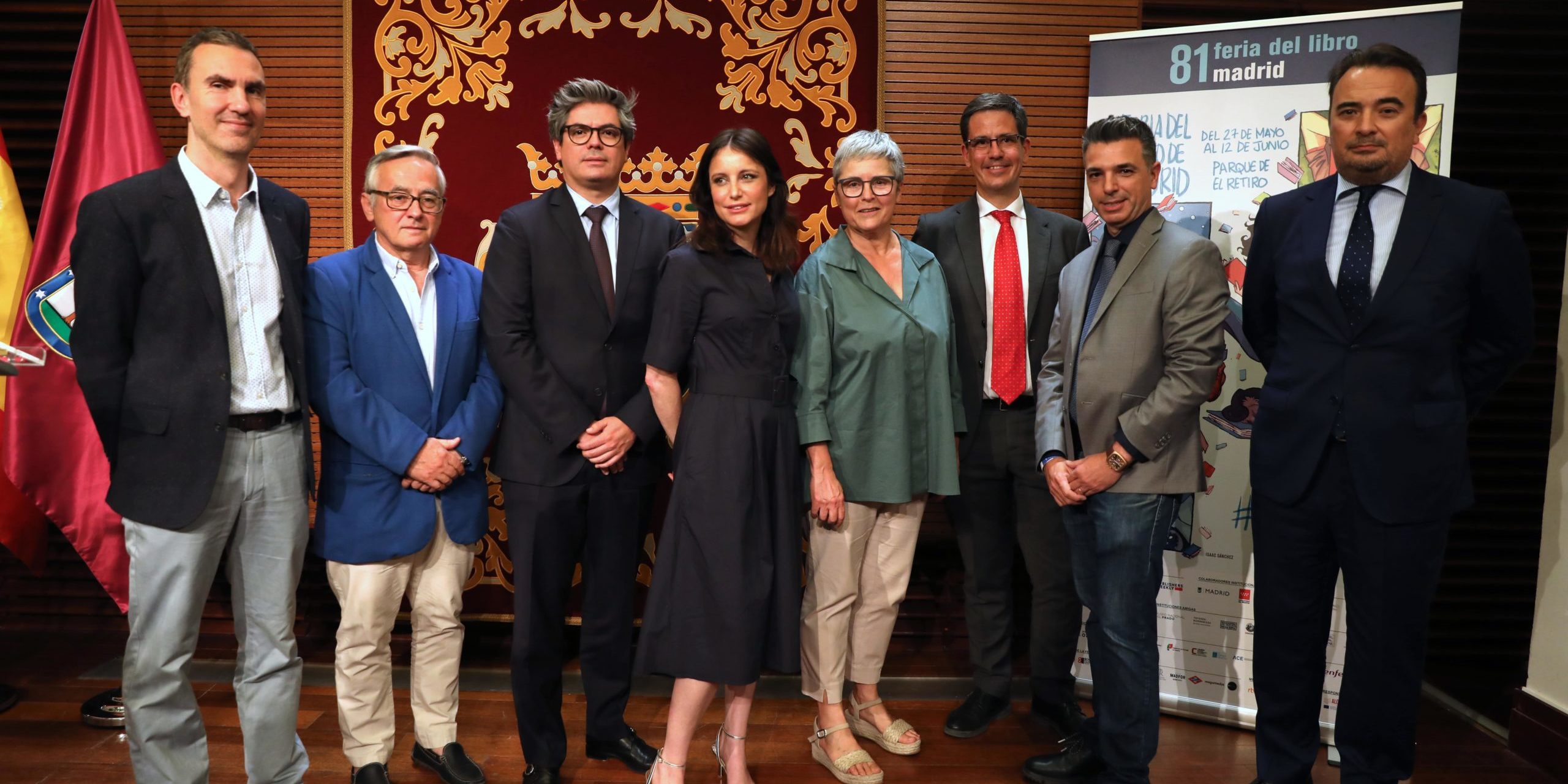 De izda. a dcha: Juan González Mellizo, jefe de comunicación de la Representación de la Comisión Europea en España; Manuel González, presidente de la Asociación de Editores de Madrid; Daniel Martínez, viceconsejero de Cultura y Turismo de la Comunidad de Madrid; Andrea Levy, delegada del Área de Gobierno de Cultura, Turismo y Deporte del Ayuntamiento de Madrid; Eva Orúe, directora de la Feria del Libro de Madrid; Jesús González, subdirector adjunto en S.G. de Promoción del Libro, la Lectura y las Letras Españolas (Ministerio de Cultura y Deporte); Enrique Parrilla, director general de Lantia Publishing-PWes; y Francisco Javier Hernández, director de banca de instituciones de CaixaBank.