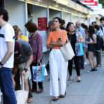 Visitantes en el primer día de la Feria del Libro de Madrid 2022
