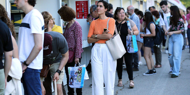 Visitantes en el primer día de la Feria del Libro de Madrid 2022