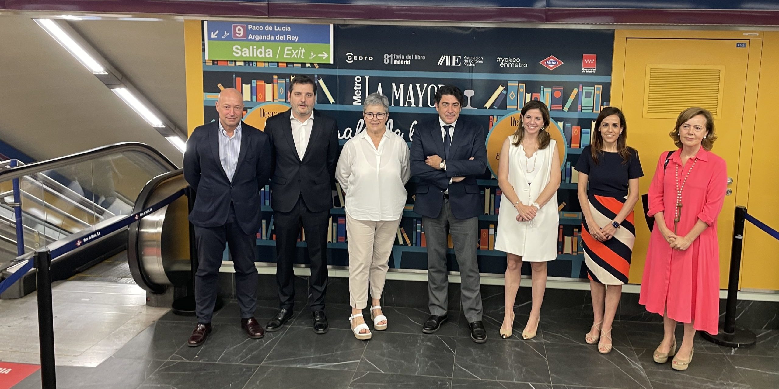 De izda. a dcha: Pedro Sánchez, director del departamento de socios de CEDRO; David Cebrián, coordinador de la campaña de ‘Libros a la Calle’; Eva Orúe, directora de la Feria del Libro de Madrid; David Pérez, consejero de Transportes e Infraestructuras; Marian Rojas Estapé, psiquiatra y escritora; Silvia Roldán, consejera delegada de Metro de Madrid; y Elena Hernando, directora general de Patrimonio Cultural de la Consejería de Cultura y Turismo.