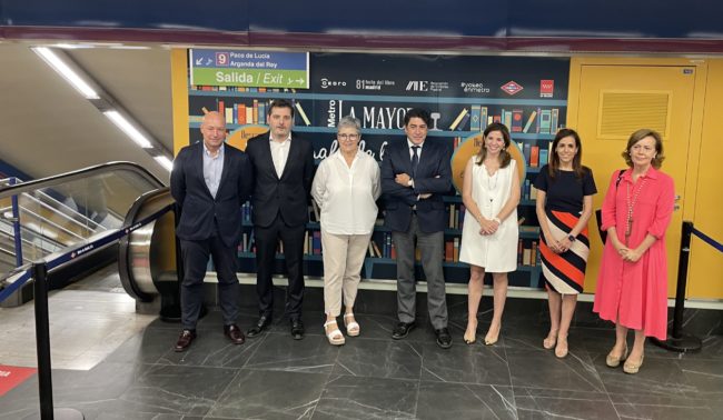 De izda. a dcha: Pedro Sánchez, director del departamento de socios de CEDRO; David Cebrián, coordinador de la campaña de ‘Libros a la Calle’; Eva Orúe, directora de la Feria del Libro de Madrid; David Pérez, consejero de Transportes e Infraestructuras; Marian Rojas Estapé, psiquiatra y escritora; Silvia Roldán, consejera delegada de Metro de Madrid; y Elena Hernando, directora general de Patrimonio Cultural de la Consejería de Cultura y Turismo.