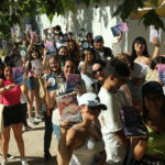 Colas de jóvenes para las sesiones de firma en la Feria del Libro de Madrid