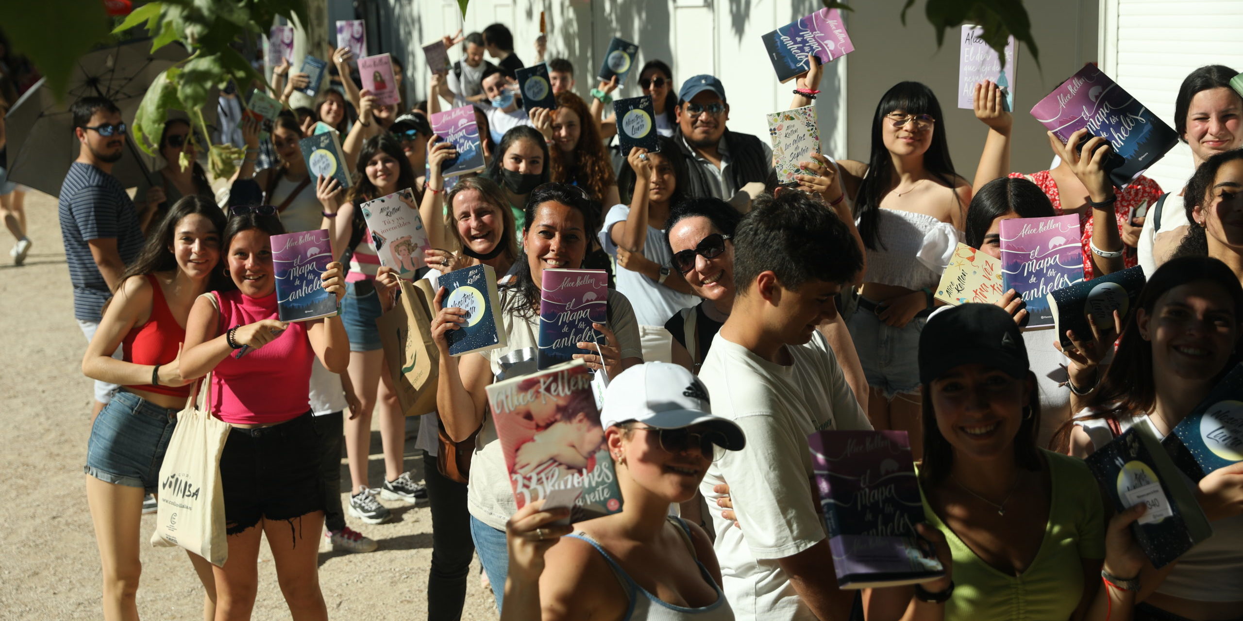 Colas de jóvenes para las sesiones de firma en la Feria del Libro de Madrid