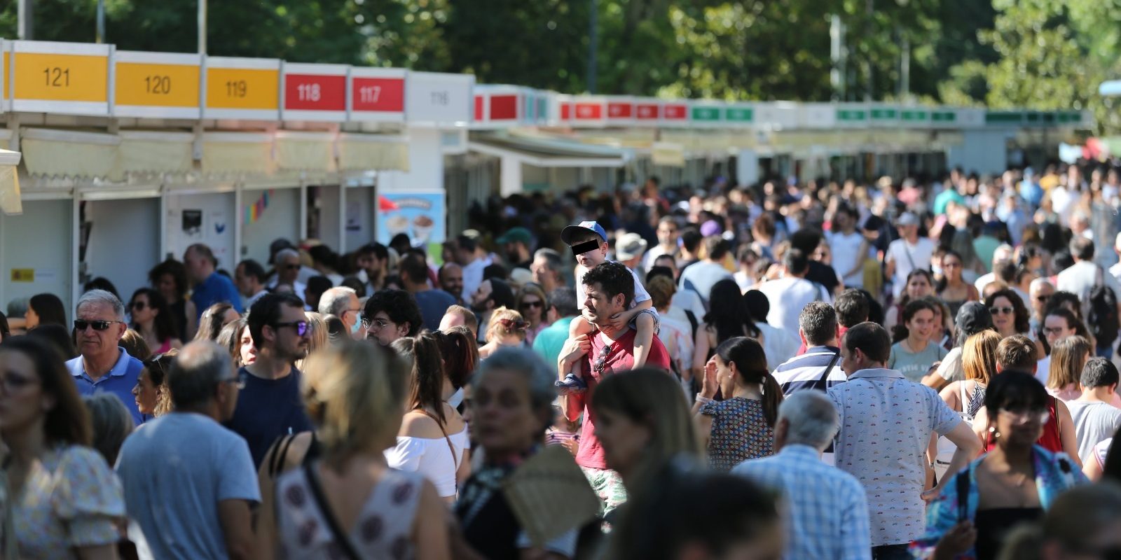 Visitantes de la Feria del Libro de Madrid