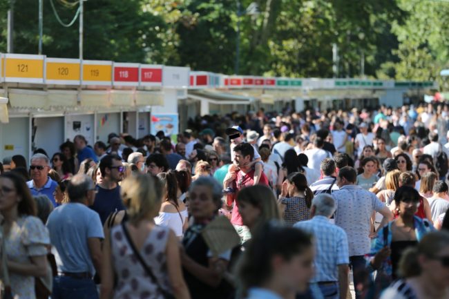 Visitantes de la Feria del Libro de Madrid
