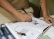 Issac Sanchez firmando su última obra, 'Baños Pleamar' (Ed. Dolmen)