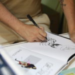 Issac Sanchez firmando su última obra, 'Baños Pleamar' (Ed. Dolmen)