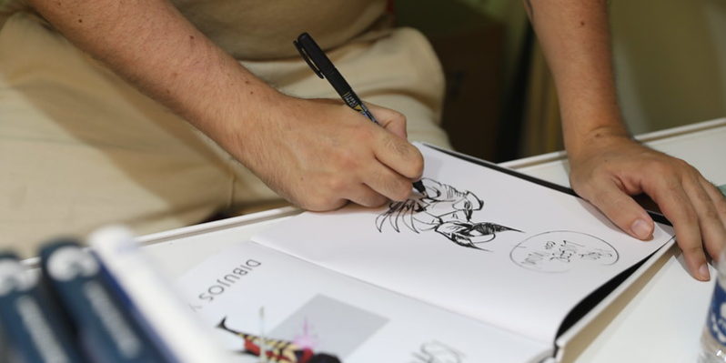 Issac Sanchez firmando su última obra, ‘Baños Pleamar’ (Ed. Dolmen) Issac Sanchez firmando su última obra, 'Baños Pleamar' (Ed. Dolmen)