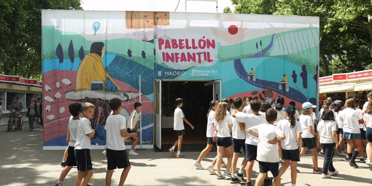 Escolares en Pabellón Infantil de la Feria del Libro de Madrid